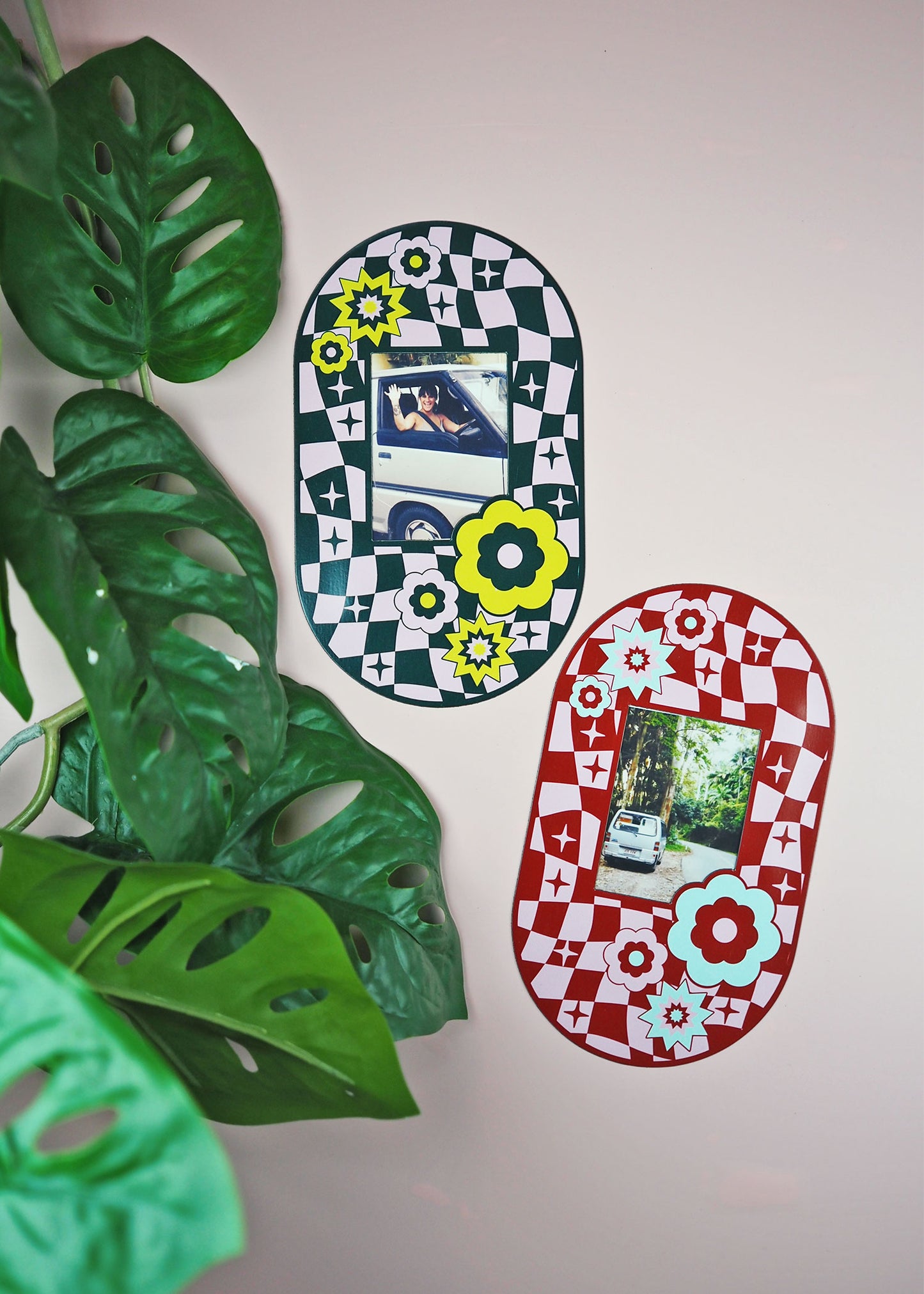 Oval Checkerboard Print Magnet Frame - Dark Green & Pink