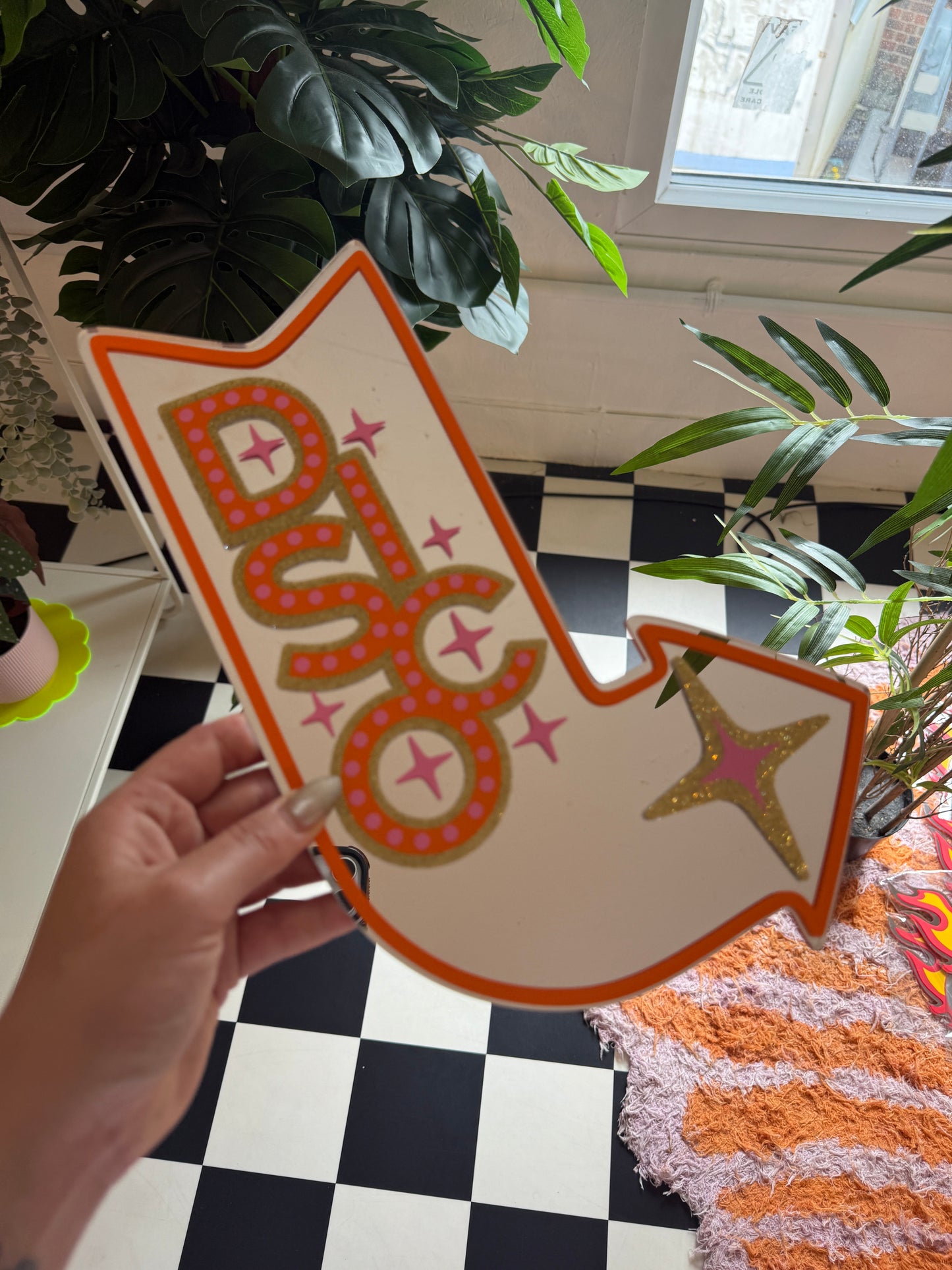 A hand is holding a large sign with a star and the word "DUO" written on it.