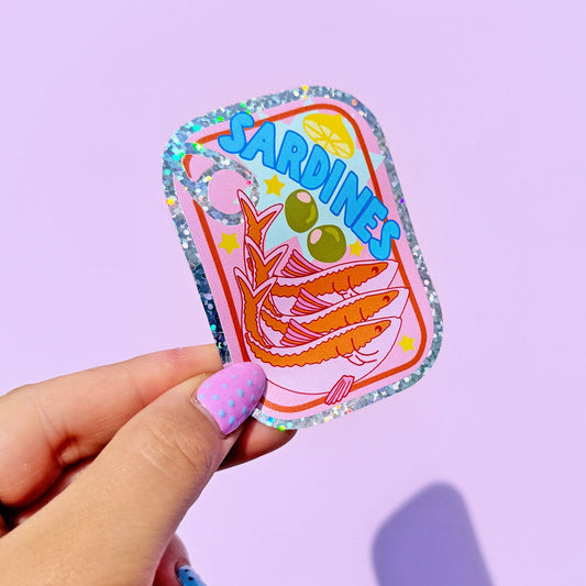 Colorful 'Jardines' label held by a hand against a light purple background